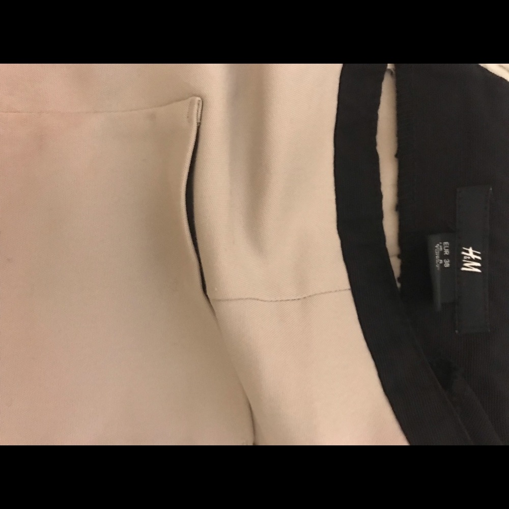 H&M tan and black mini skirt
